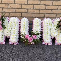 A Traditional Blocked Mum 3 Roses per Letter